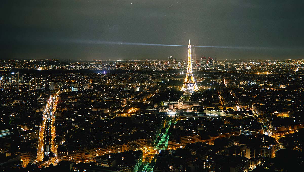 Experiencies dinning in front of the Eiffel Tower